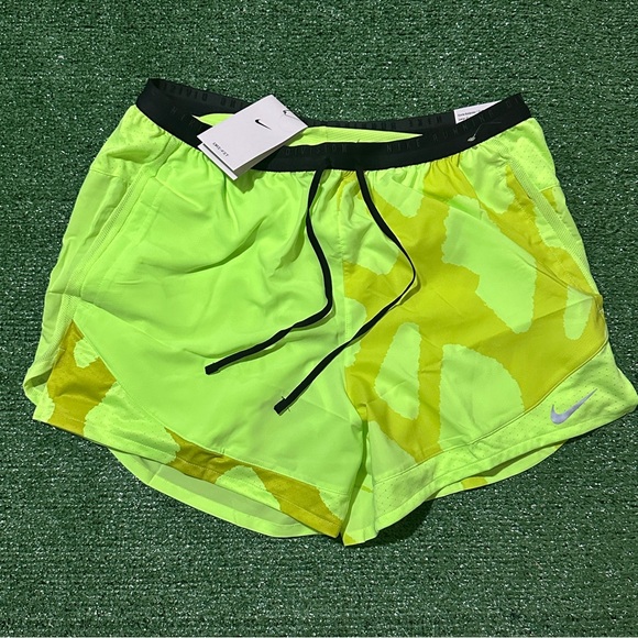 Nike Standard fit 5” Neon Green Men’s Shorts - Picture 1 of 5